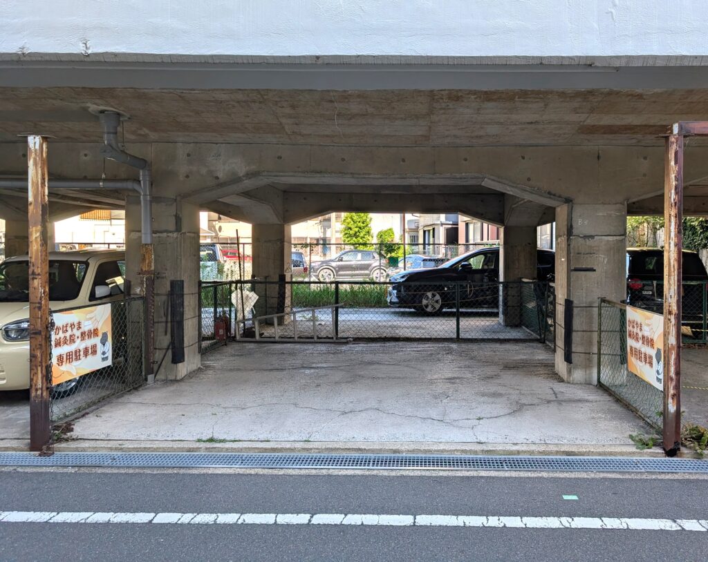 高架下の駐車場