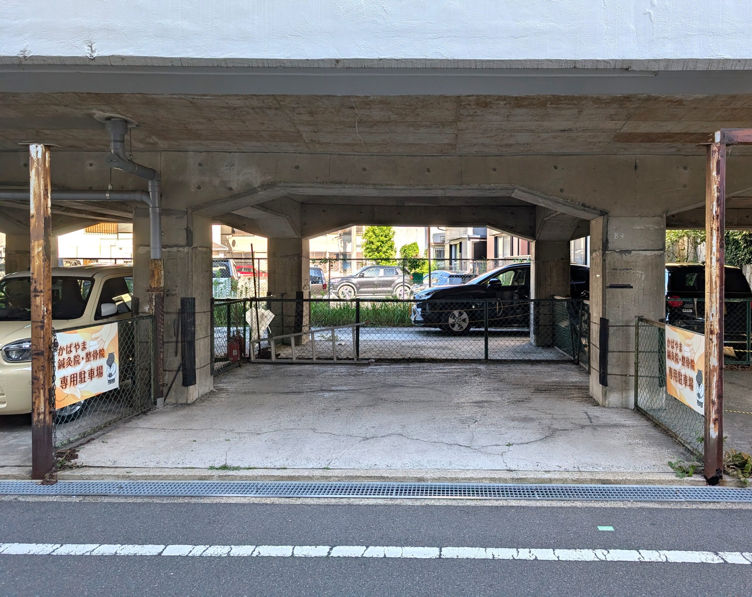 京阪高架下の駐車場